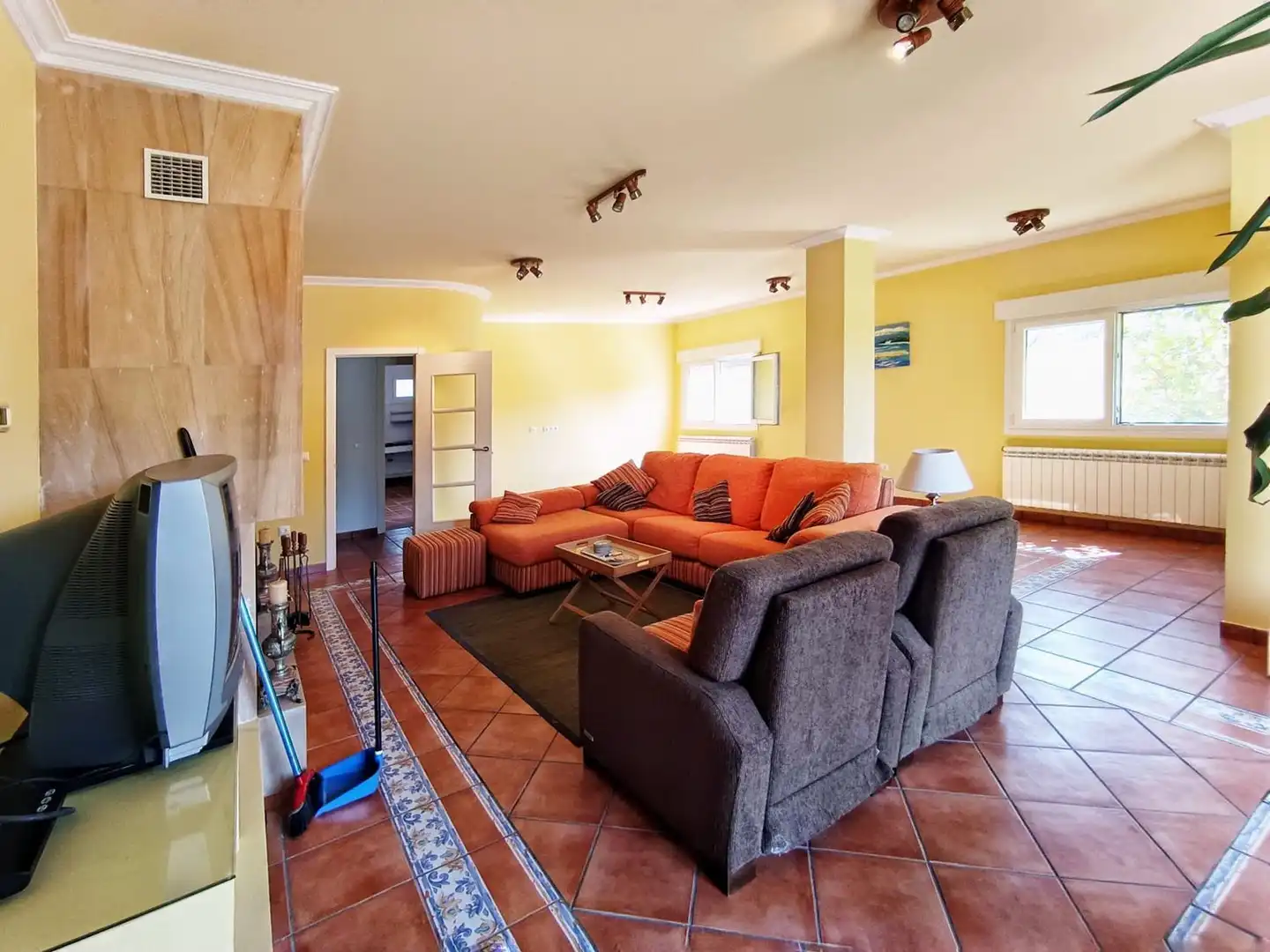Sala d'estar de Casa o xalet en venda en Pontevedra Capital  amb Jardí privat, Terrassa i Traster