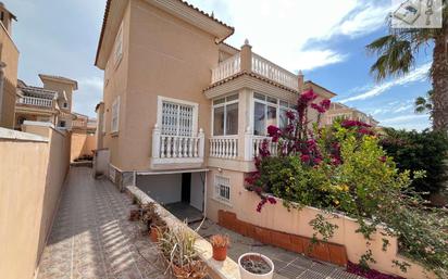 Vista exterior de Casa o xalet en venda en Orihuela amb Terrassa i Piscina