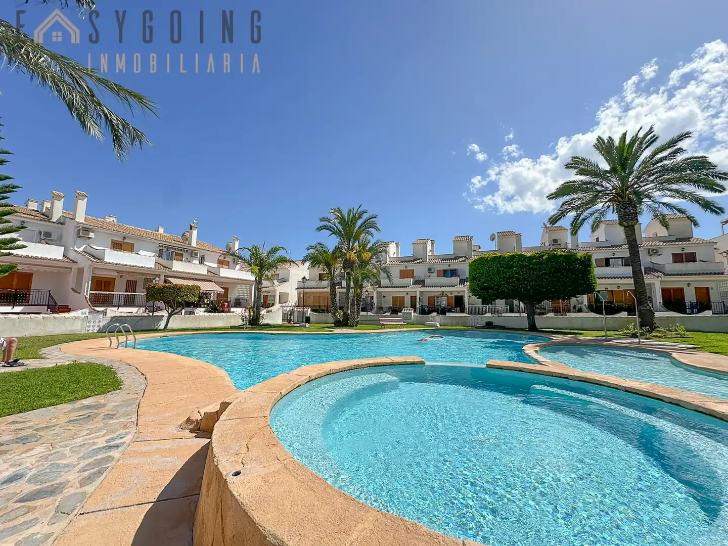 Außenansicht von Einfamilien-Reihenhaus zum Verkauf in Santa Pola mit Klimaanlage, Terrasse und Gemeinschaftspool