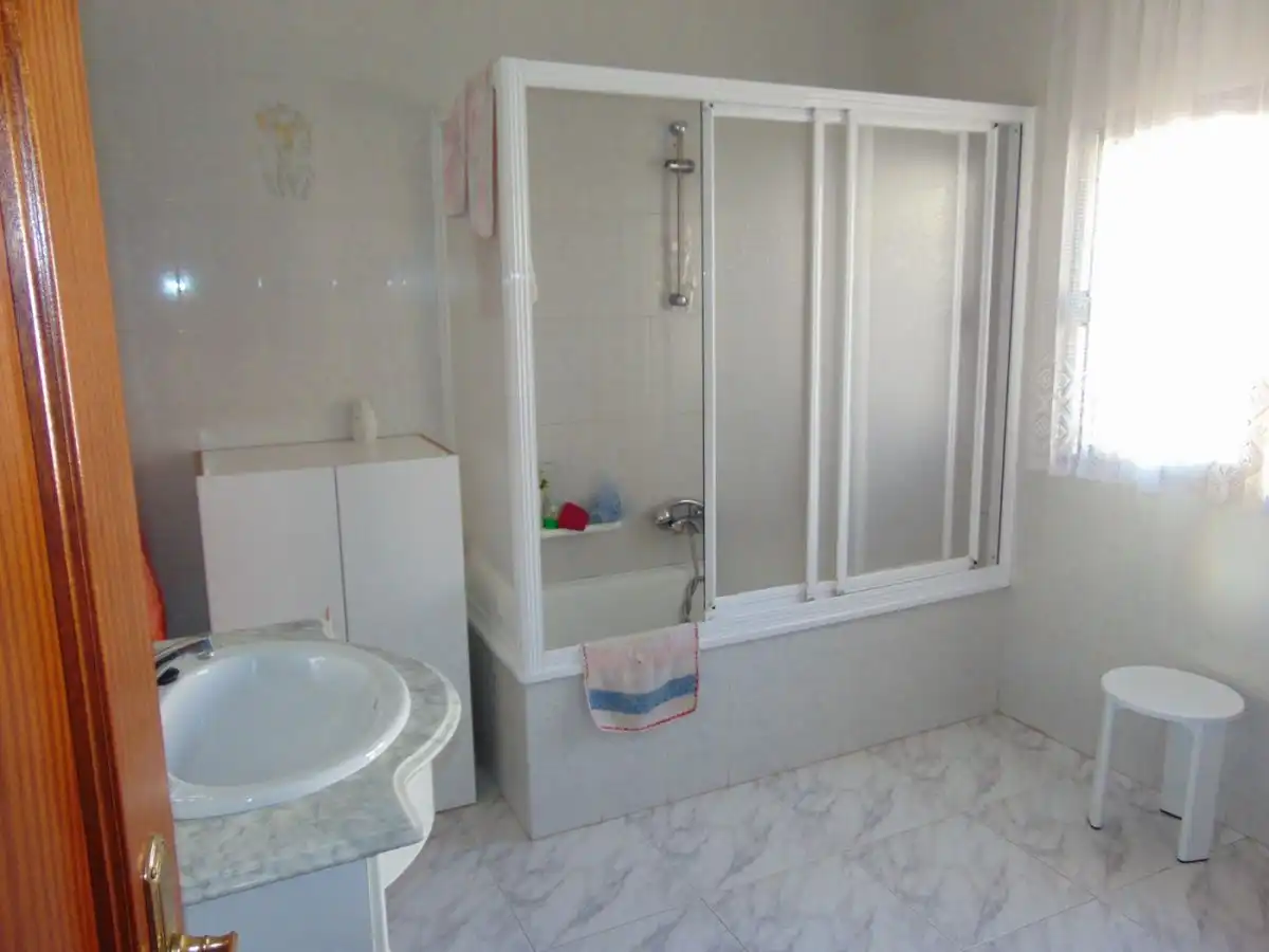 Baño de Casa o chalet en venta en San Carlos del Valle con Calefacción, Terraza y Trastero