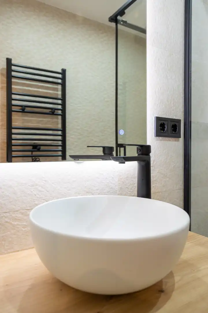 Badezimmer von Einfamilien-Reihenhaus zum Verkauf in Terrassa mit Klimaanlage, Heizung und Privatgarten