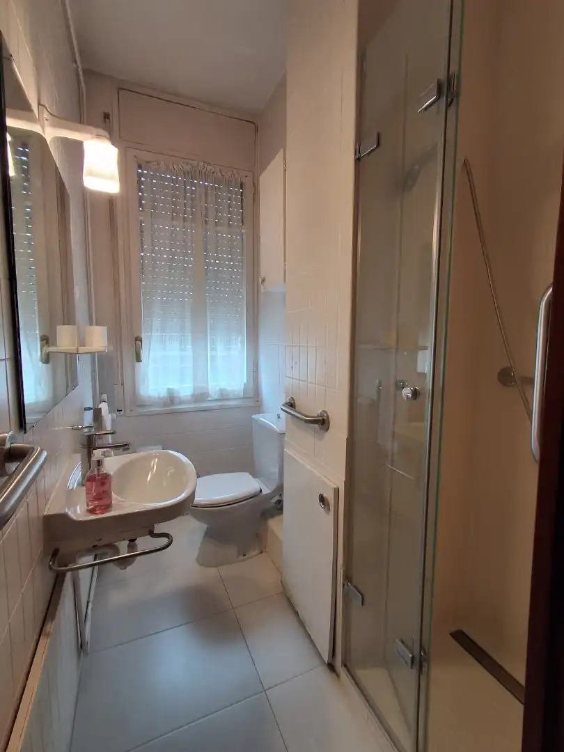 Badezimmer von Wohnung zum Verkauf in Barcelona mit Klimaanlage, Heizung und Parkett