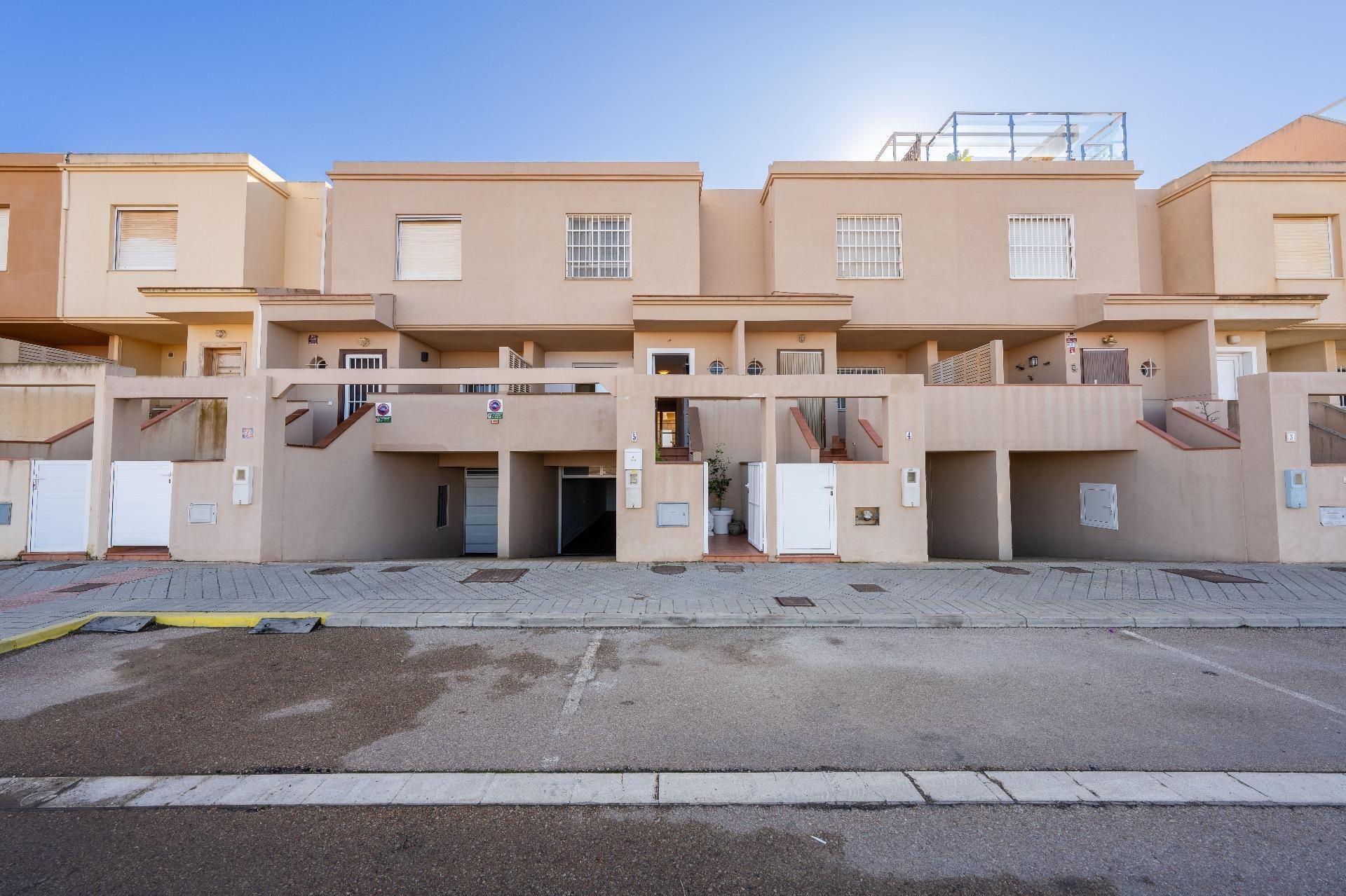 Vista exterior de Casa adosada en venda en Cabo de Gata amb Terrassa i Traster