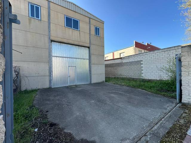 Nave industrial en Venta en Avenida de Madrid en El Álamo