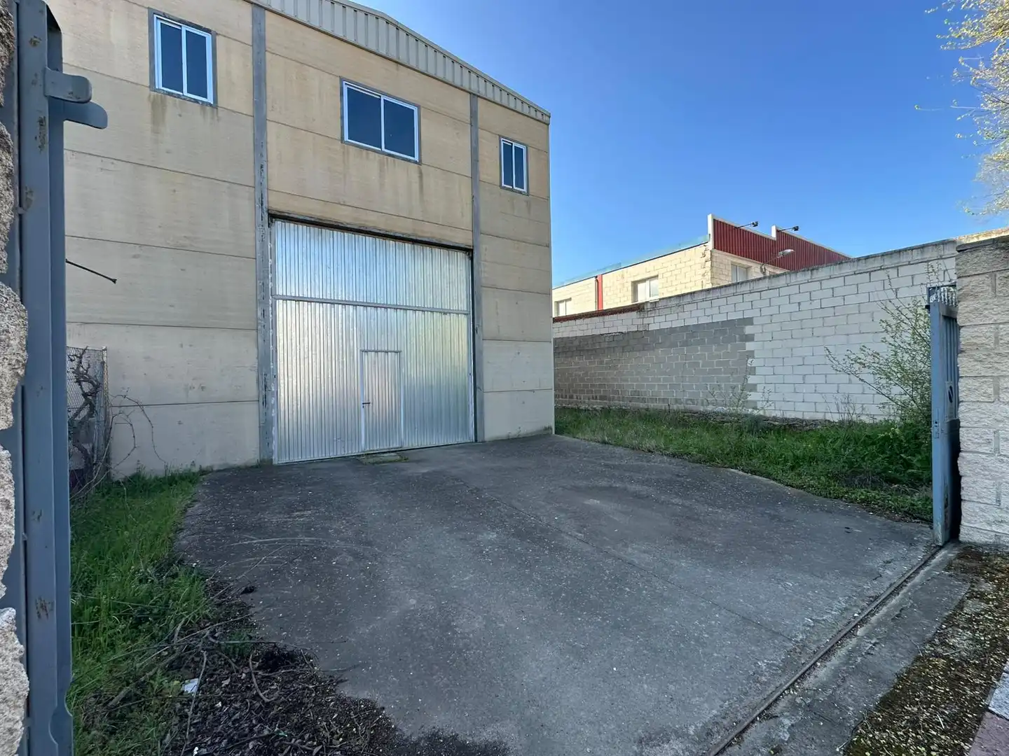 Vista exterior de Nave industrial en venta en El Álamo