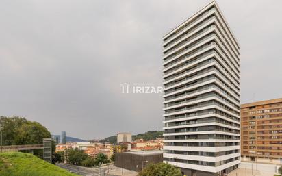 Vista exterior de Pis en venda en Bilbao  amb Piscina