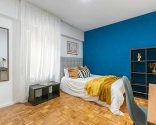 Bedroom of Flat to share in  Madrid Capital  with Heating, Washing machine and Internet