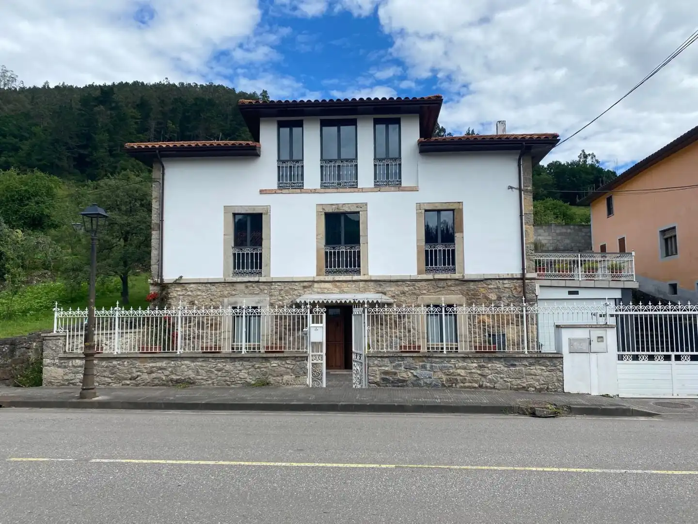 Vista exterior de Casa o xalet en venda en Aller amb Calefacció, Terrassa i Traster