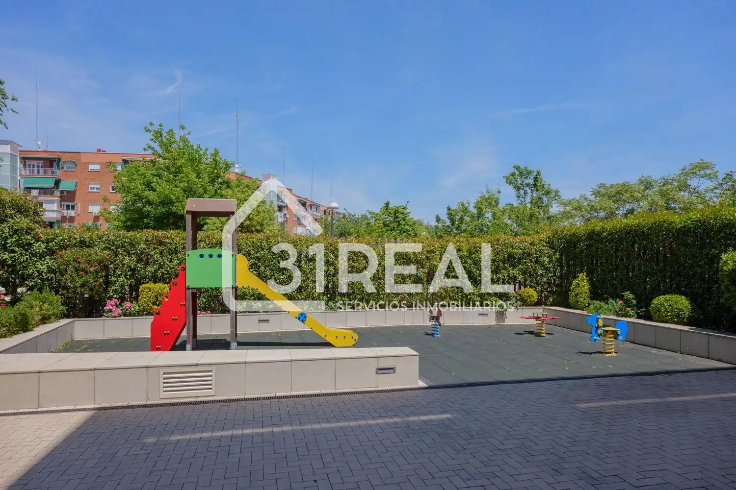 Wohnung zum Verkauf in Madrid mit Heizung, Privatgarten und Gemeinschaftspool