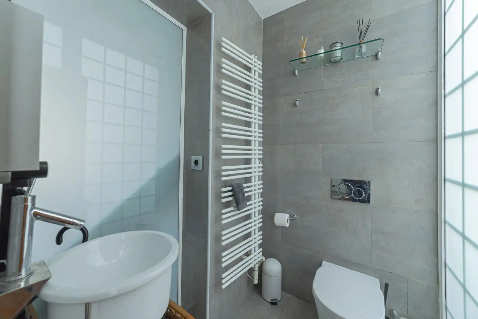 Baño de Casa adosada en venta en Barcelona con Aire acondicionado, Calefacción y Jardín privado