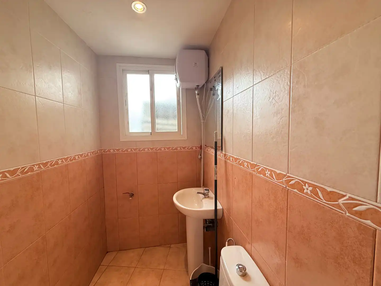 Bathroom of Office for rent in Marbella  with Air Conditioner and Balcony