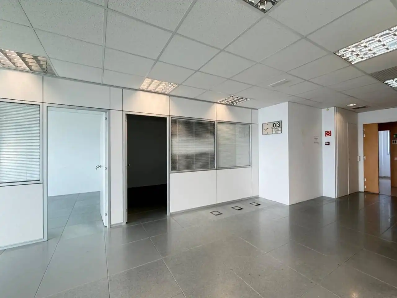 Büro zur Miete in Badalona mit Klimaanlage, Heizung und Alarm