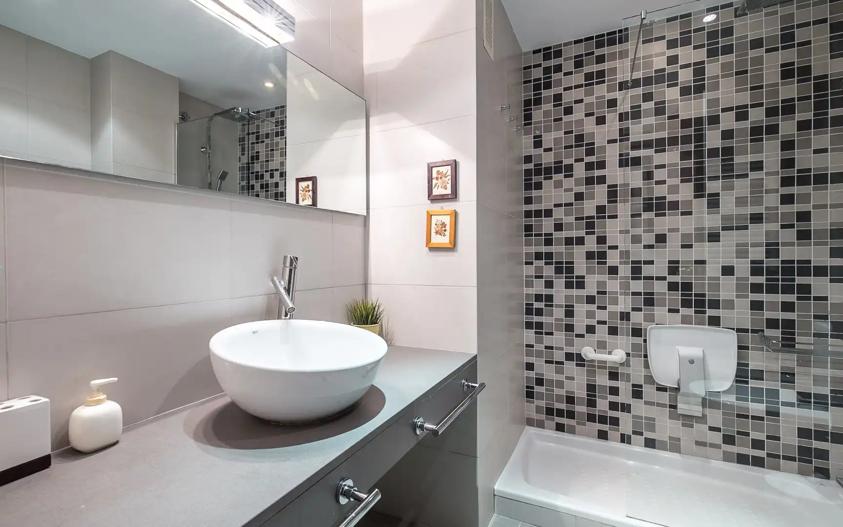 Bathroom of Flat for rent in Barcelona  with Air Conditioner, Heating and Terrace