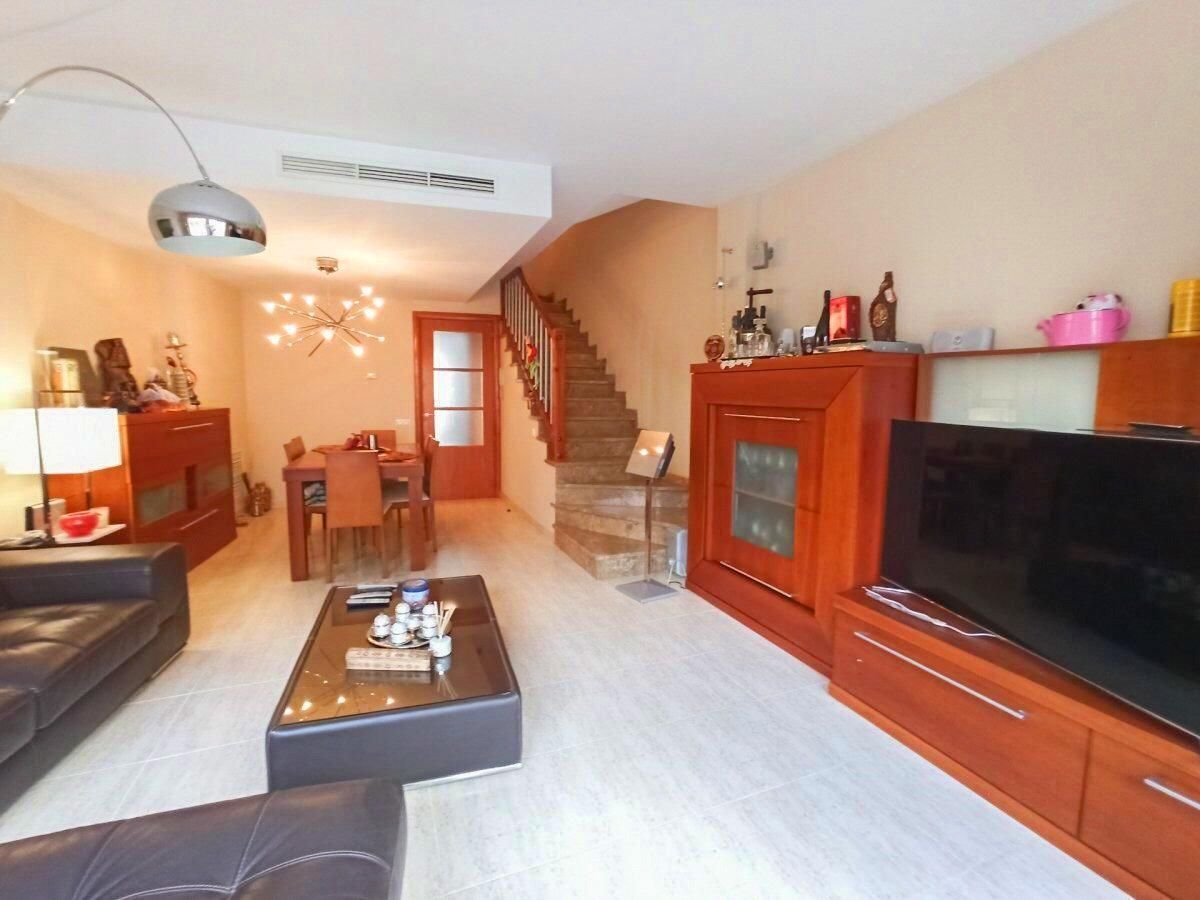 Sala de estar de Casa adosada en venta en Els Hostalets de Pierola con Aire acondicionado, Calefacción y Terraza