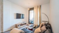 Sala d'estar de Apartament en venda en  Madrid Capital amb Aire condicionat, Jardí privat i Traster