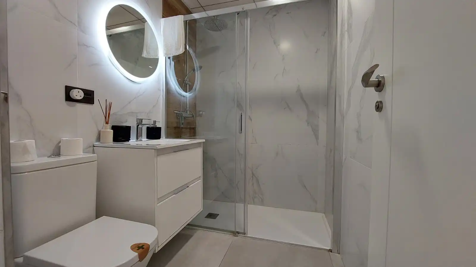Bathroom of Apartments for sale in Fuengirola  with Air Conditioner, Heating and Terrace