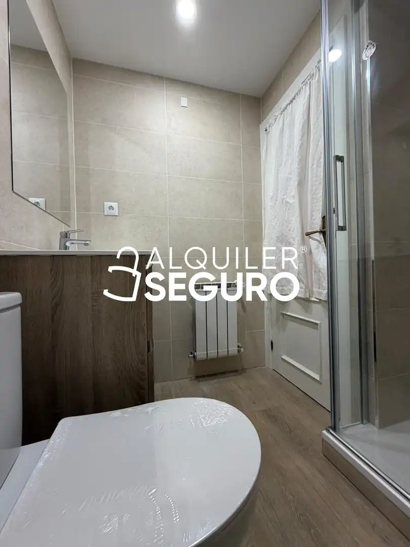 Bany de Pis de lloguer en Madrid amb Calefacció i Terrassa