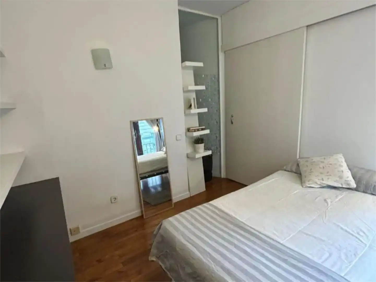 Dormitori de Apartament per a compartir en Barcelona amb Parquet, Moblat i Balcó