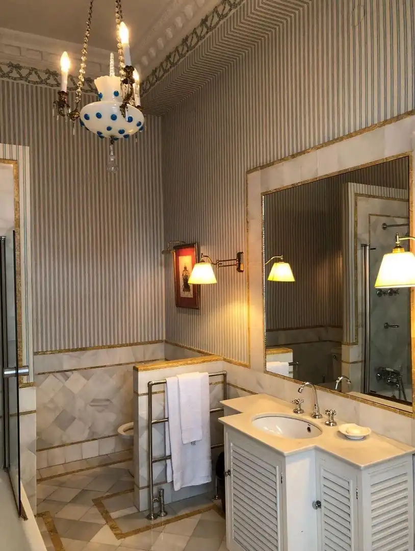Bany de Casa o xalet en venda en Gijón  amb Jardí privat, Terrassa i Moblat