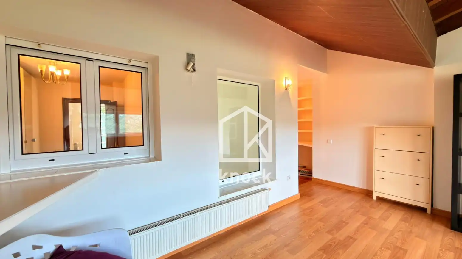 Sala d'estar de Casa o xalet en venda en Oviedo  amb Calefacció, Parquet i Terrassa