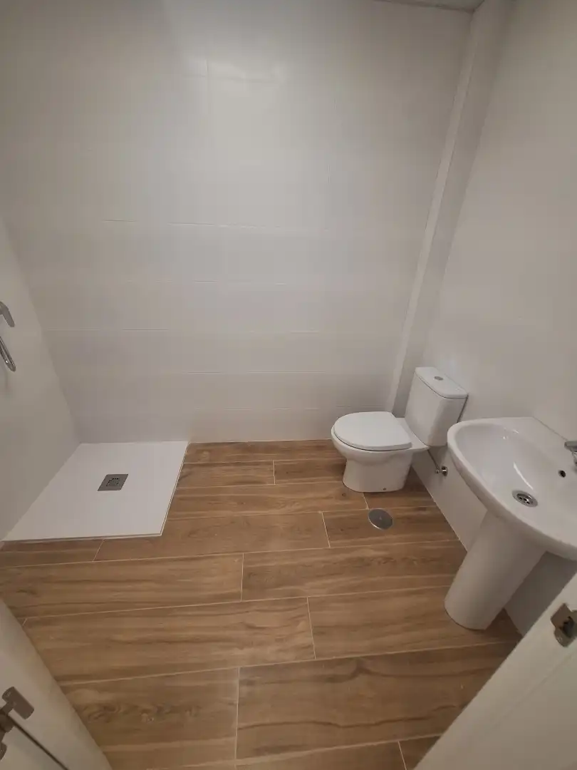 Badezimmer von Fabrikhallen zur Miete in Alcantarilla, Murcia