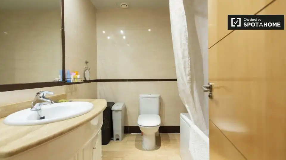 Baño de Piso de alquiler en Pozuelo de Alarcón con Aire acondicionado, Calefacción y Amueblado
