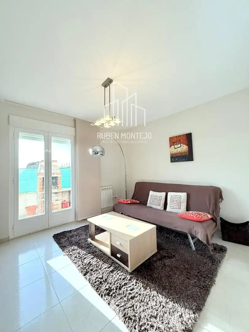 Wohnzimmer von Einfamilien-Reihenhaus zum Verkauf in Matilla de los Caños del Río mit Heizung, Privatgarten und Terrasse