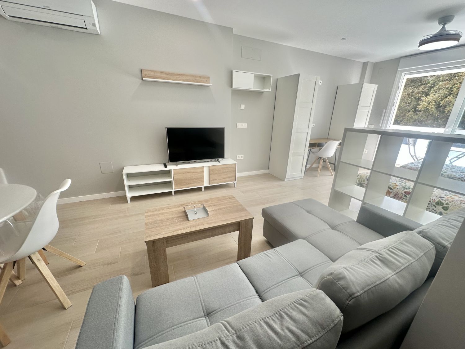 Sala d'estar de Estudi de lloguer en Torremolinos amb Aire condicionat, Calefacció i Terrassa