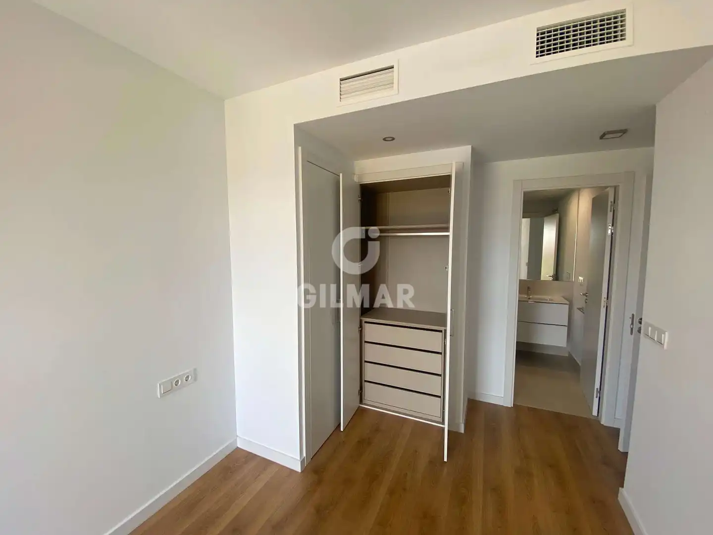 Habitación de Piso de alquiler en Tomares con Calefacción, Jardín privado y Trastero