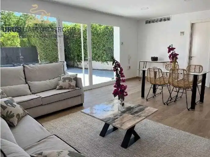 Sala d'estar de Casa adosada en venda en Córdoba amb Aire condicionat, Calefacció i Jardí privat