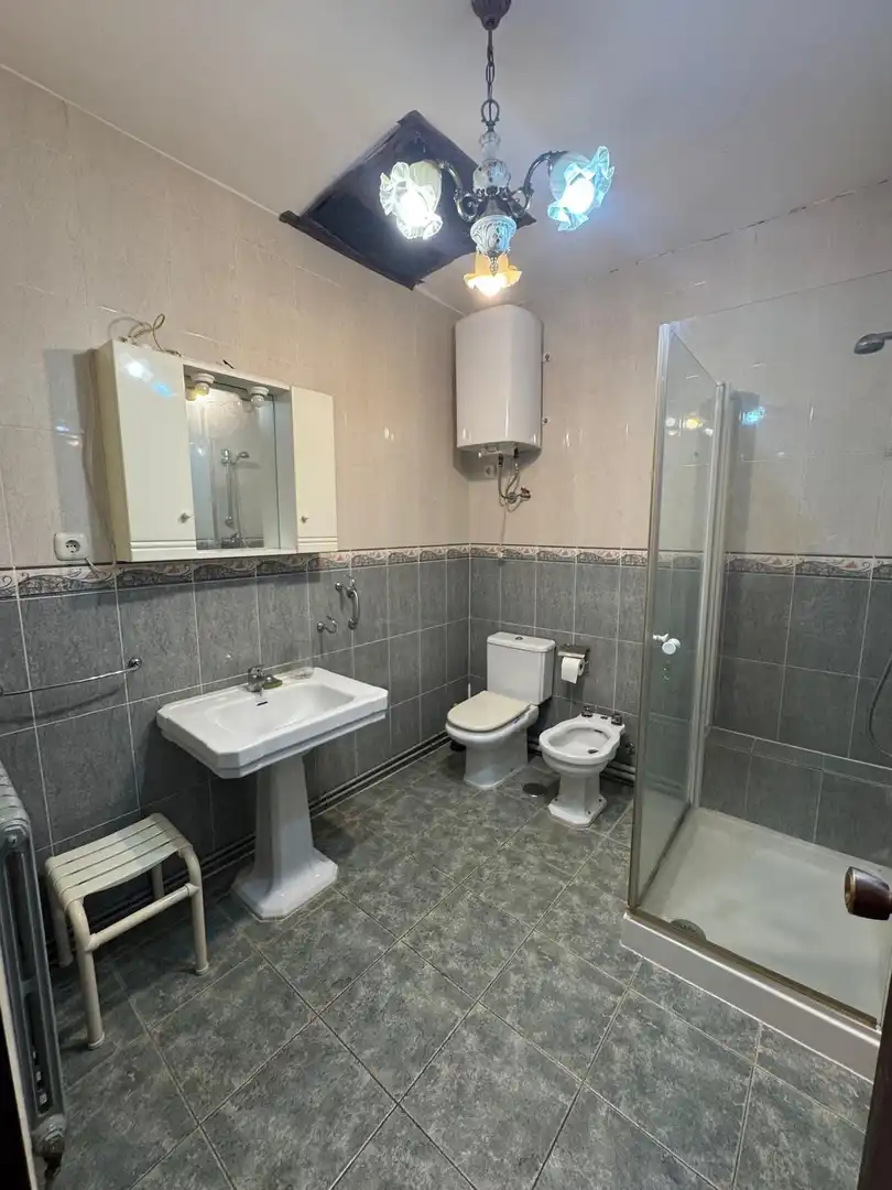 Bany de Apartament en venda en Medina de Rioseco amb Calefacció, Traster i Moblat