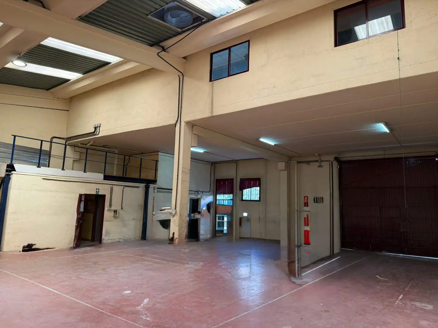 Vista exterior de Nau industrial de lloguer en Leganés