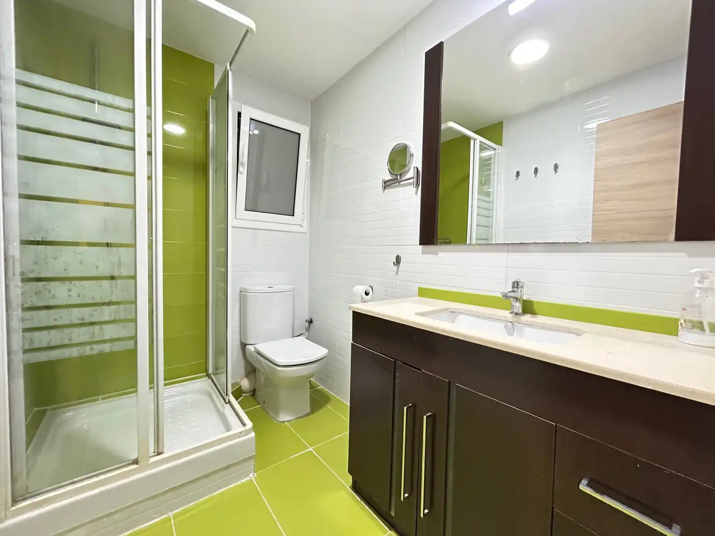 Bathroom of Flat for sale in L'Hospitalet de Llobregat  with Air Conditioner, Heating and Oven