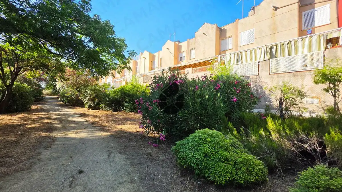 Jardín de Casa adosada en venta en Mairena del Aljarafe con Aire acondicionado y Trastero
