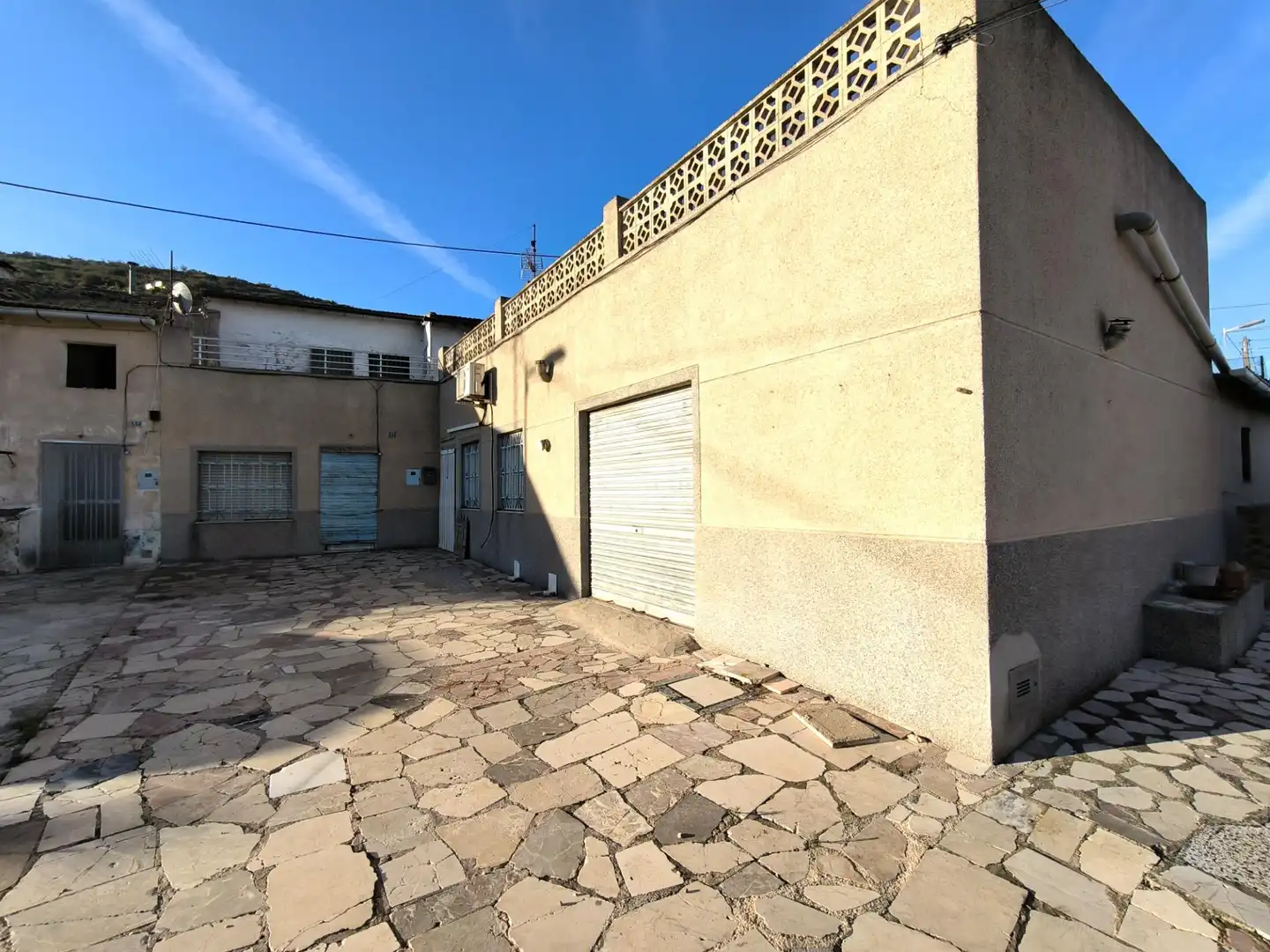 Vista exterior de Finca rústica en venda en Algueña amb Calefacció i Terrassa