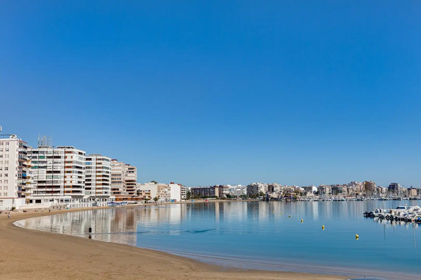 Vista exterior de Planta baja en venta en Torrevieja con Amueblado, Horno y Microondas