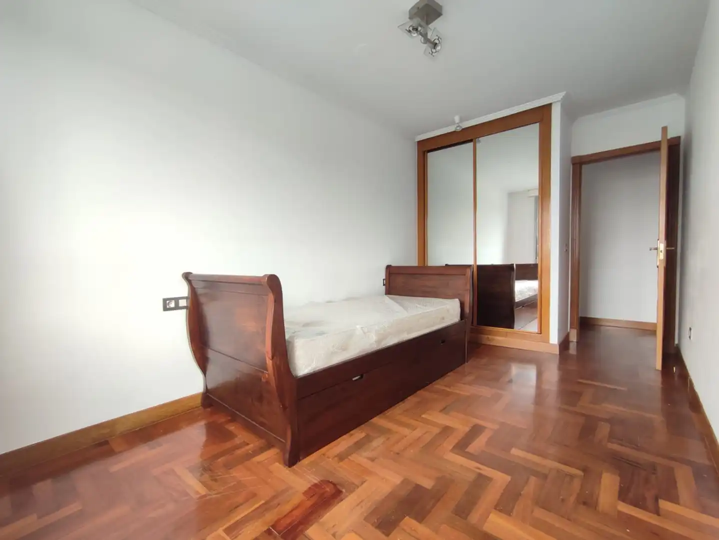 Dormitori de Pis de lloguer en Gijón  amb Calefacció, Parquet i Traster