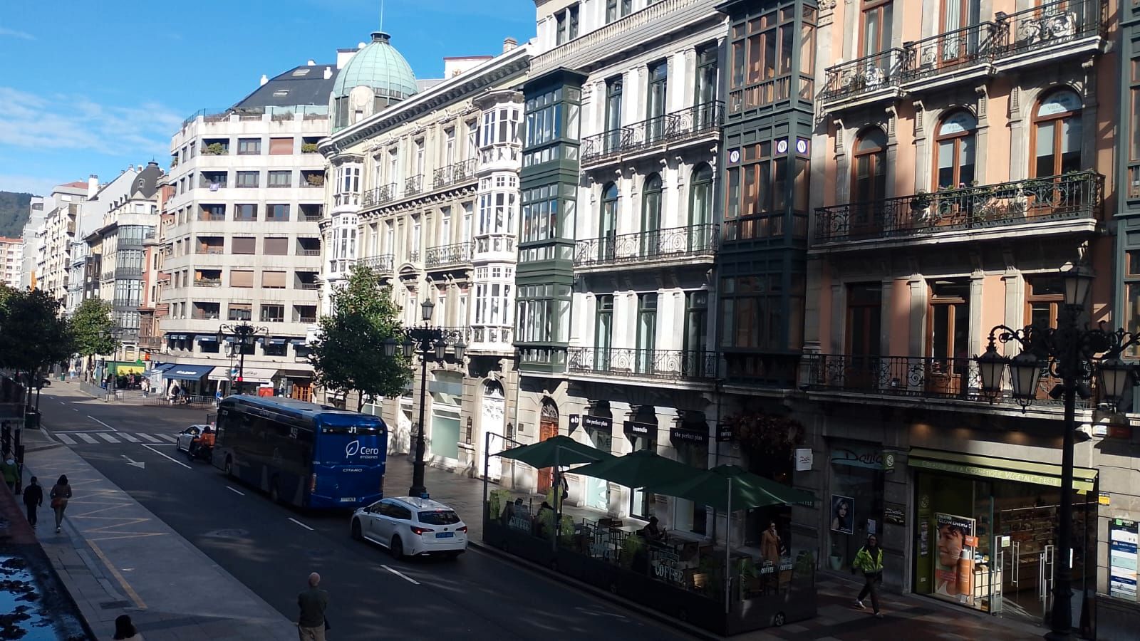 Vista exterior de Oficina de lloguer en Oviedo  amb Calefacció i Moblat