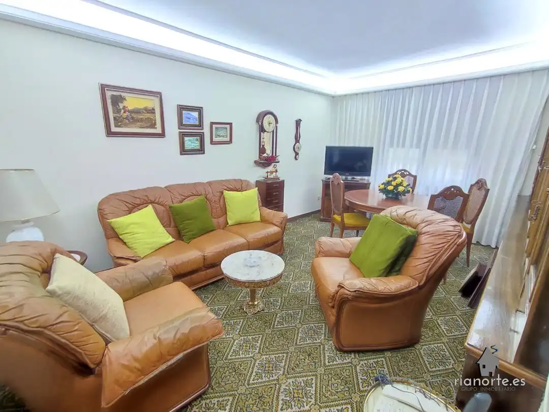 Sala d'estar de Pis en venda en San Martín del Rey Aurelio amb Calefacció i Moblat