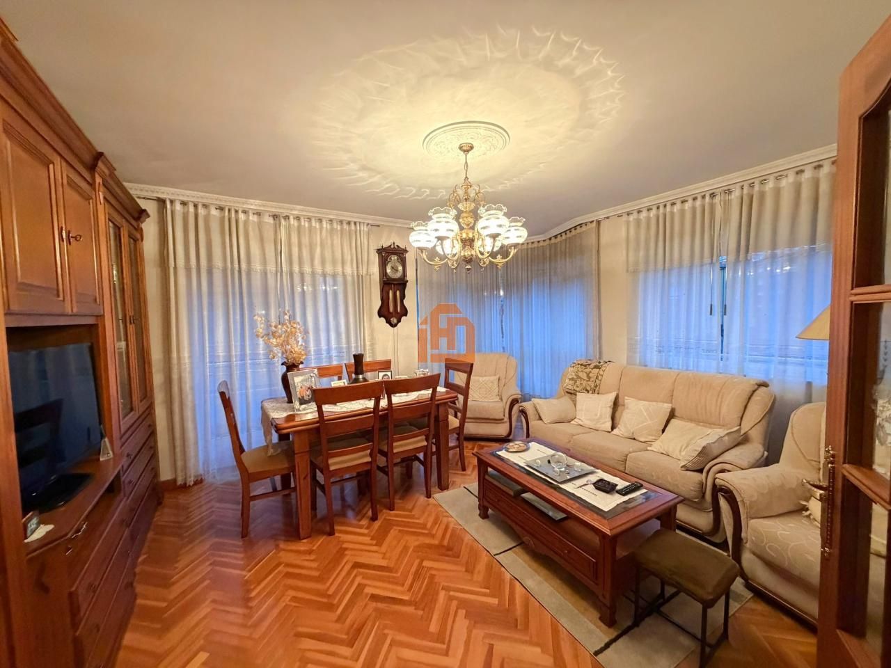 Sala d'estar de Casa o xalet en venda en Villarejo de Órbigo amb Calefacció, Parquet i Terrassa