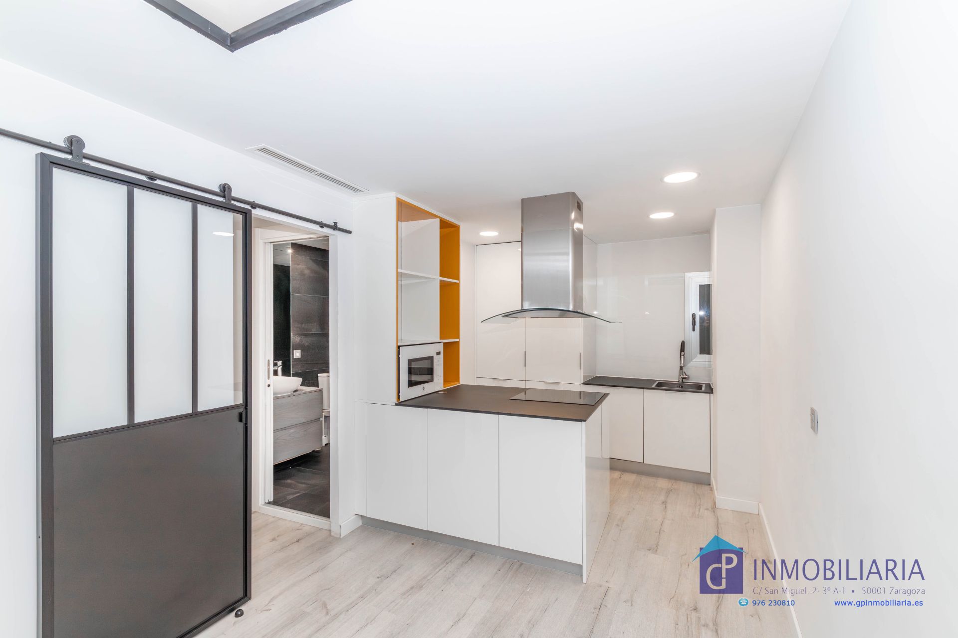 Kitchen of Flat to rent in  Zaragoza Capital  with Air Conditioner, Heating and Oven