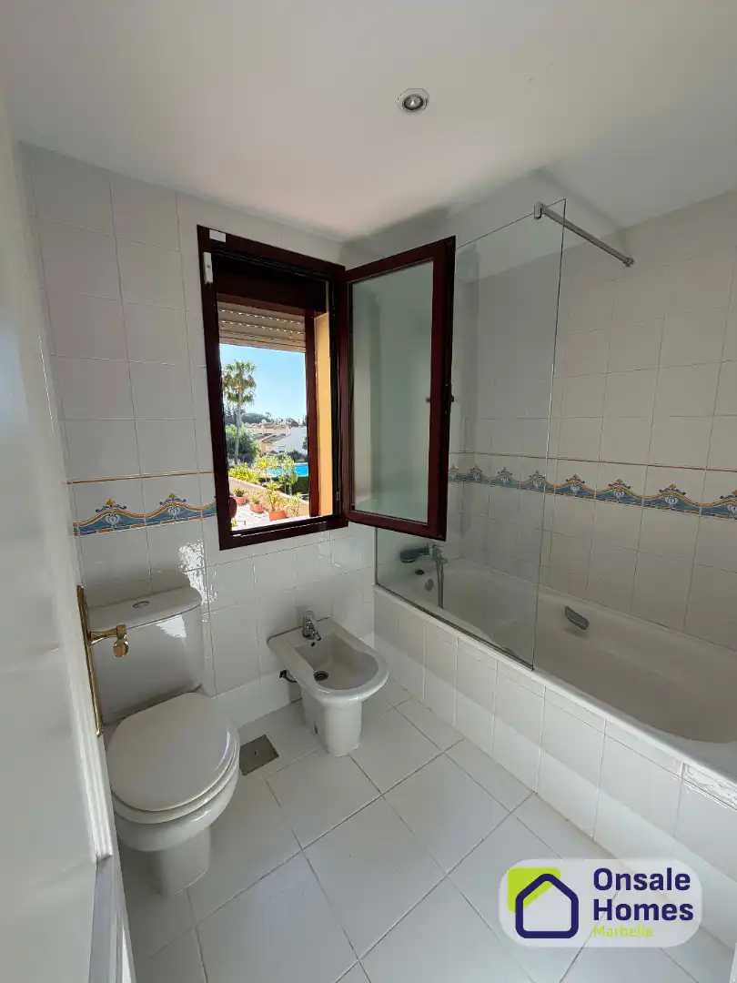 Baño de Casa adosada en venta en Marbella con Aire acondicionado, Jardín privado y Terraza