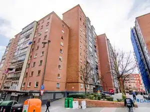 Außenansicht von Wohnung zum Verkauf in Bilbao  mit Heizung und Balkon