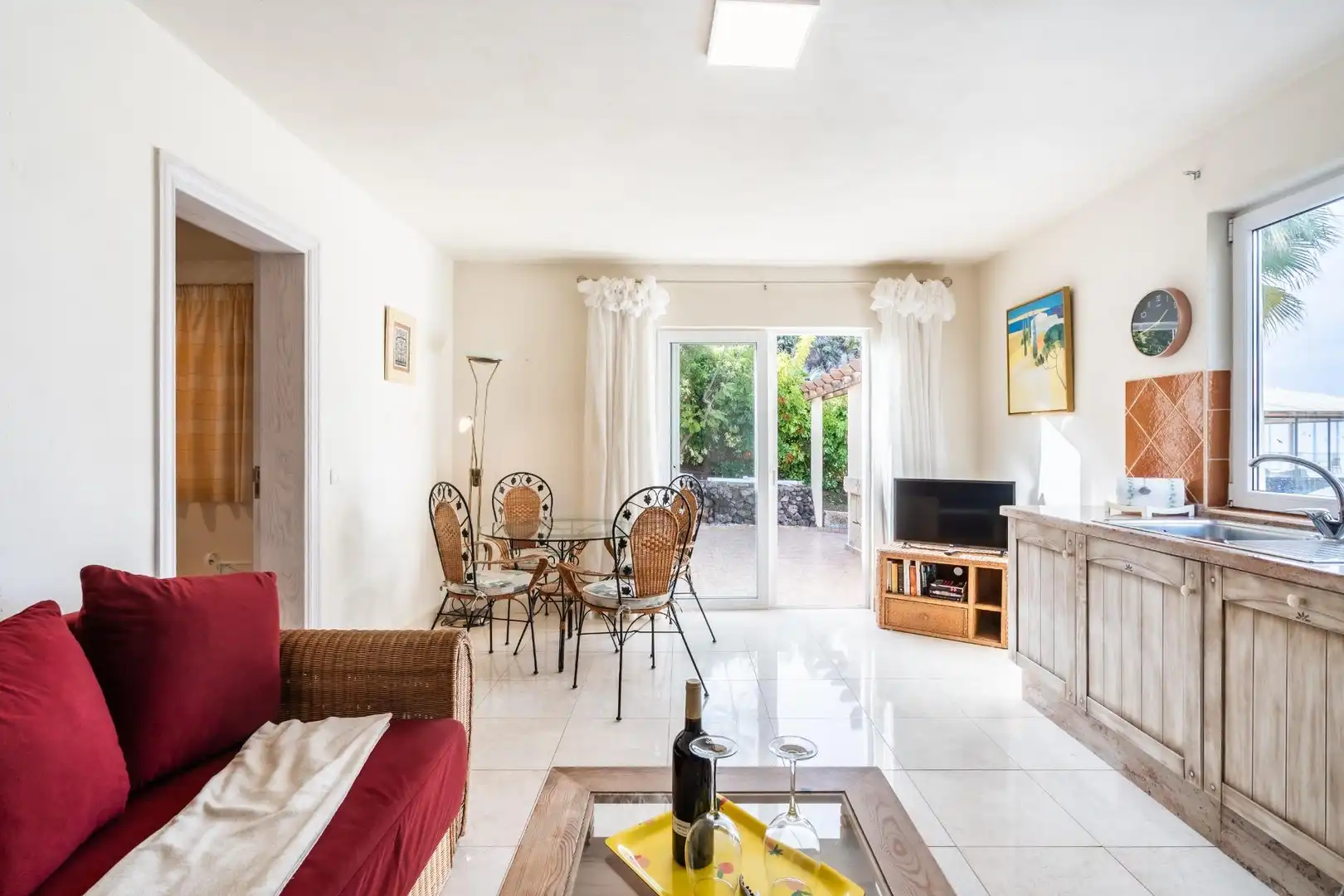 Sala d'estar de Casa o xalet en venda en Guía de Isora amb Calefacció, Jardí privat i Moblat