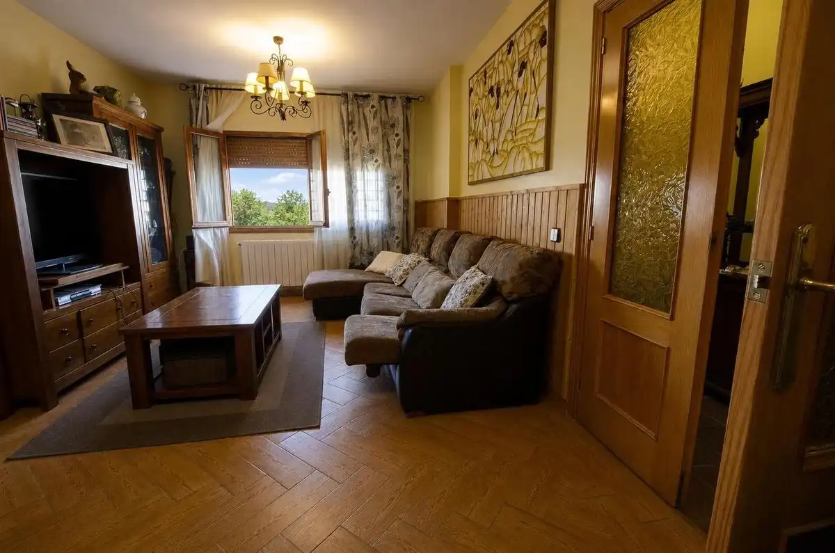 Sala de estar de Casa adosada en venta en Fuensalida con Calefacción, Trastero y Amueblado