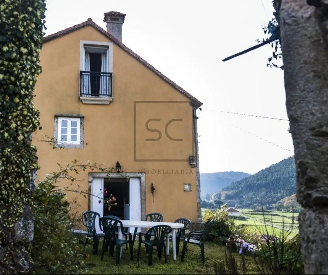 Außenansicht von Country house zum Verkauf in Laxe mit Heizung, Terrasse und Möbliert