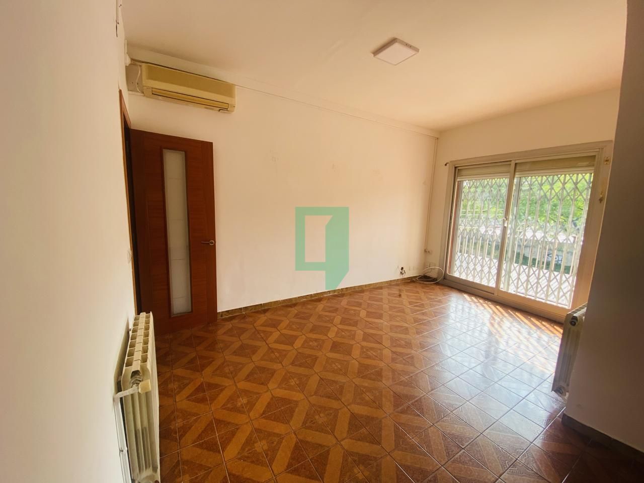 Flat for sale in Badalona  with Air Conditioner, Heating and Balcony