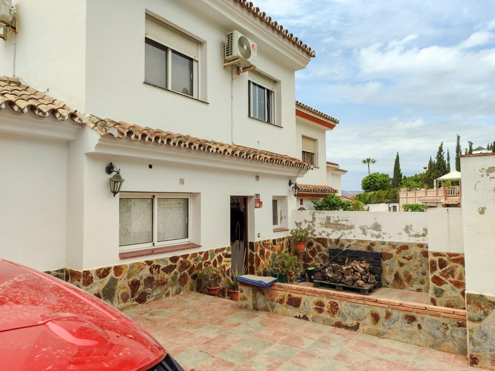 Vista exterior de Casa adosada en venda en Mijas amb Aire condicionat, Jardí privat i Traster