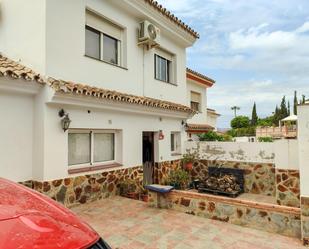 Vista exterior de Casa adosada en venda en Mijas amb Aire condicionat, Jardí privat i Traster