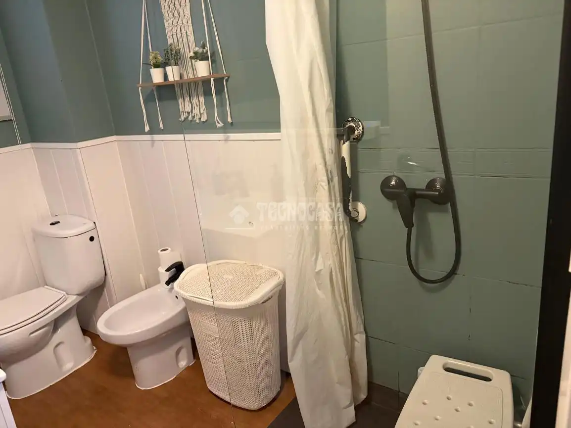 Bathroom of Flat for sale in Sevilla  with Air Conditioner